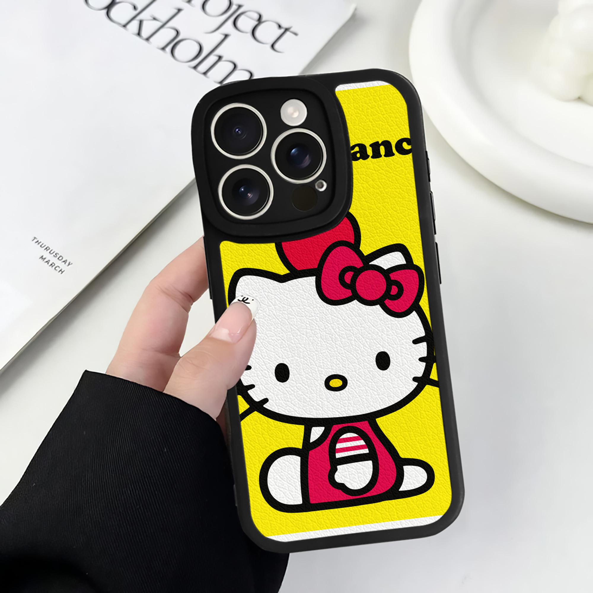 （画像用） Hello Kitty ハローキティ 【iPhone 16シリーズ対応】シリコンスマホケース（レザー調） 材質：シリコン